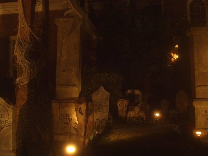 Halloween Skeleton Corpse in Coffin GraveYard Ghoul Dorian Gray Head Stone