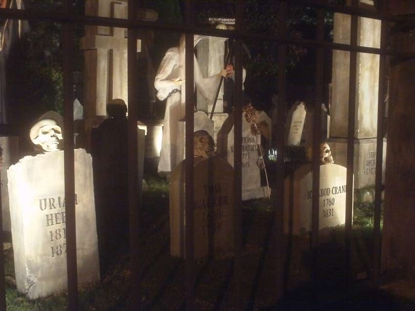 Night View Halloween Graveyard with PennyWise Clown, Wolf Creature and Mummy